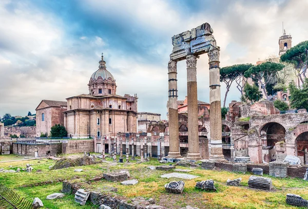 Foro di Cesare, rovine in Via dei Fori Imperiali, Roma — Foto Stock