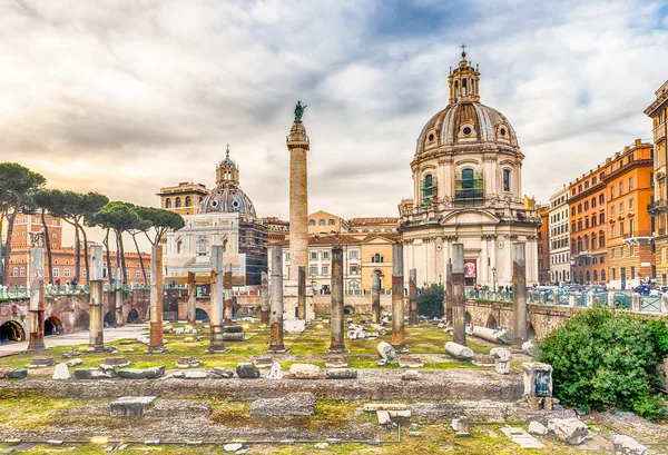 Aussichtsreiche Ruinen des Trajansforums und der Kolumne in Rom — Stockfoto