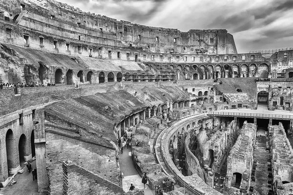 Interior do Anfiteatro Flaviano, também conhecido como Coliseu de Roma, Itália — Fotografia de Stock