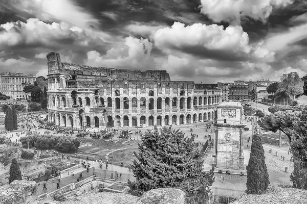Aerial view of the Colosseum and Arch of Constantine, Rome — Stock Photo, Image