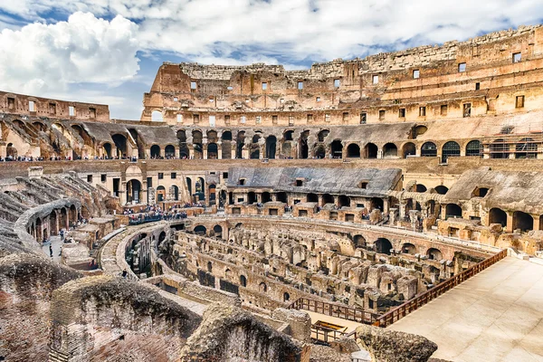 Interno dell'Anfiteatro Flavio, aka Colosseo a Roma, Italia — Foto Stock