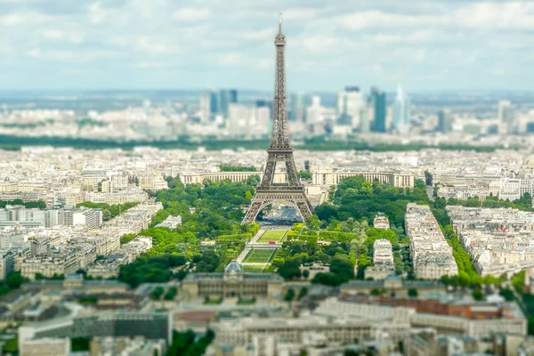 Panoramatický pohled na Paříž od Tour Montparnasse. Tilt-shift efekt použitý — Stock fotografie