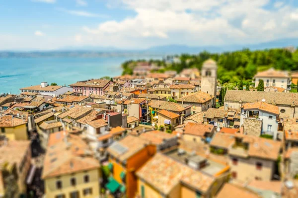 Aerial view of Sirmione, Lake Garda, Italy. Tilt-shift effect applied — Stock Photo, Image