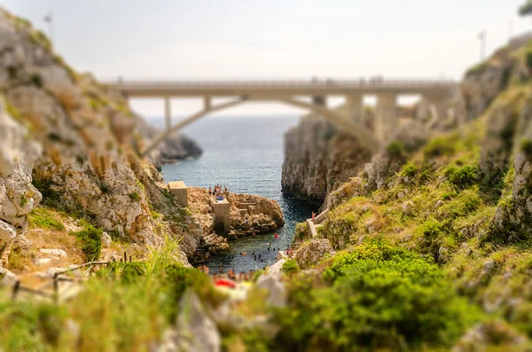 Ciolo Köprüsü'nde güzel deniz manzarası, Apulia, İtalya. Uygulanan eğim kaydırma efekti — Stok fotoğraf