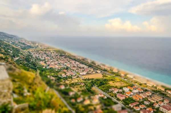 Luchtfoto van kust in Calabrië, Italië. Tilt-shift effect toegepast — Stockfoto