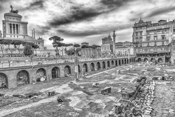 Mercado de Trajano, ruinas en Via dei Fori Imperiali, Roma, Italia —  Fotos de Stock