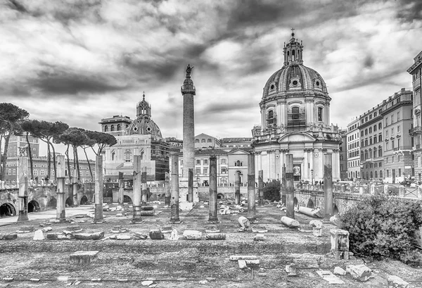 Scenic ruins of the Trajan's Forum and Column in Rome — Stock Photo, Image