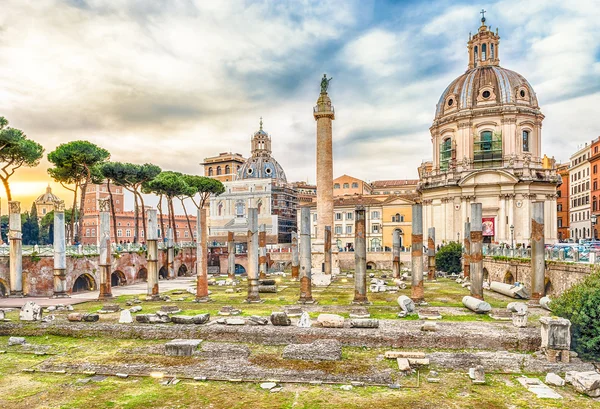 Ruines panoramiques du Forum et de la colonne de Trajan à Rome — Photo