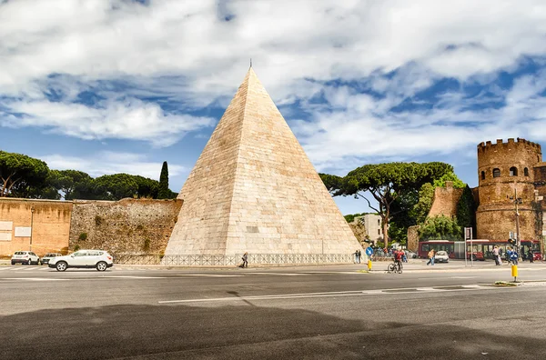 Pirámide de Cestius, hito icónico en Roma, Italia —  Fotos de Stock