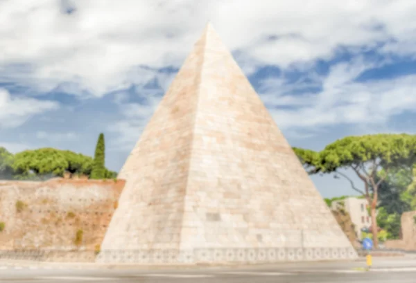 Fundo desfocado com pirâmide de Cestius, marco icônico em Roma — Fotografia de Stock
