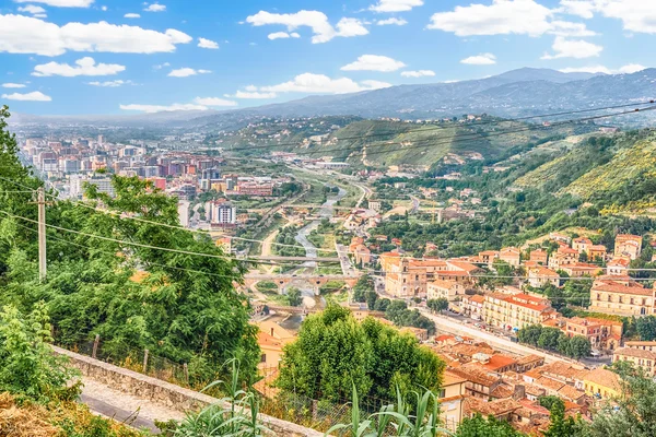 Panoramablick über die Stadt Cosenza und den Crathis Fluss, Italien — Stockfoto