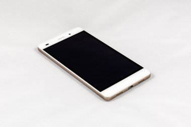 Beyaz arka plan üzerinde izole boş siyah perde ile modern smartphone