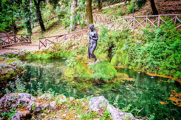 Fontaine avec statue féminine à l'intérieur de la Villa Vecchia, Cosenza, Italie — Photo