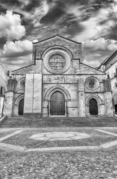 Schilderachtige gevel van de oude Cosenza Cathedral, Italië — Stockfoto