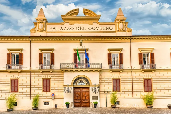 Neoklasicistní fasáda Palazzo del Governo, Cosenza, Itálie — Stock fotografie