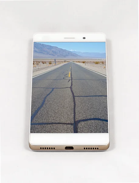 Smartphone moderno que muestra la imagen a pantalla completa de Death Valley, Estados Unidos — Foto de Stock