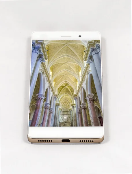 Smartphone moderno que muestra la imagen a pantalla completa de una catedral — Foto de Stock