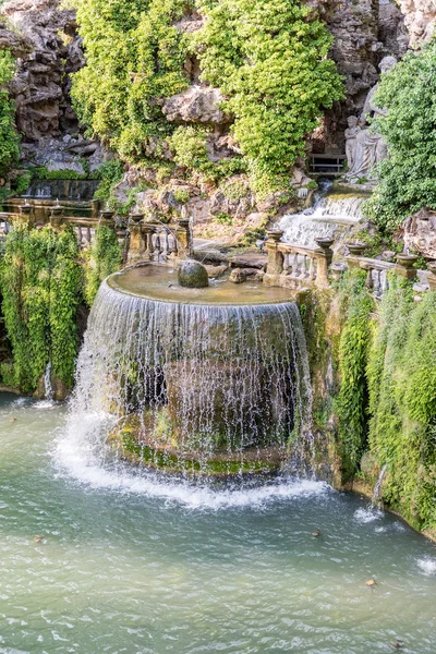ティヴォリ、ヴィラ ・ デステのオーバルの泉 — ストック写真