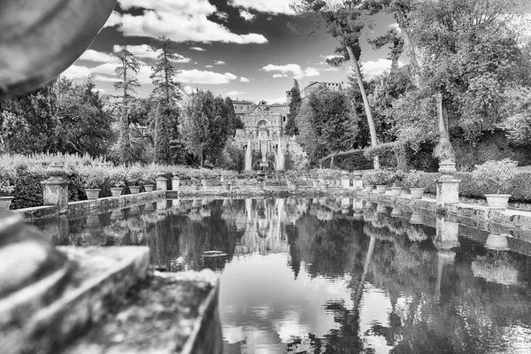 Estanques de peces y fuente de Neptuno, Villa d 'Este, Tivoli, Italia — Foto de Stock