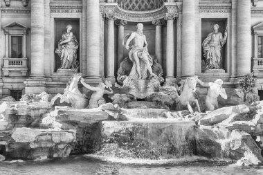 Trevi Çeşmesi manzarası, Roma, İtalya 'nın merkezindeki sembolik simge ve dünyanın en ünlü çeşmelerinden biri.