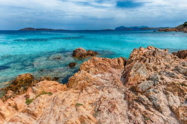 En güzel plajlardan biri olan Sardunya, İtalya 'nın simgesel Spiaggia del Principe manzarası.