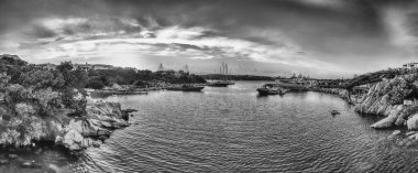 Limanda günbatımı Porto Cervo, Sardinya, İtalya 'da lüks yatlarla. Kasaba dünyaca ünlü bir tatil köyü, lüks bir yat mıknatısı ve milyarderlerin oyun alanıdır.