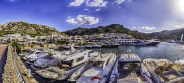 Poltu Quatu, Sardunya, İtalya 'nın lüks yatları olan liman manzarası. Bu pitoresk şehir gerçek bir mücevher, lüks bir yat mıknatısı ve milyarderlerin oyun alanı.