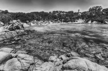 Capriccioli 'nin büyüleyici plajına bakın. Kuzey Sardunya, İtalya' nın en güzel deniz kenarlarından biri.