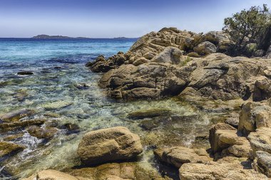 Capriccioli 'nin büyüleyici plajına bakın. Kuzey Sardunya, İtalya' nın en güzel deniz kenarlarından biri.
