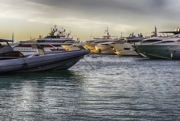 Вид Гавань Роскошными Яхтами Порто Черво Фелиния Италия Город Всемирно — стоковое фото