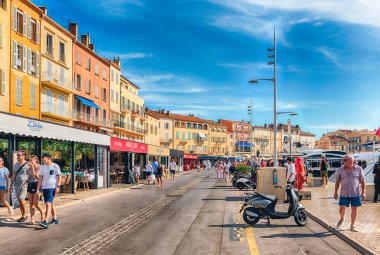 Saint-Tropez, Cote d 'Azur, Fransa' nın eski limanında yürüyüş, 16 Ağustos 2019. Şehir, jet sosyete ve turistler için dünyaca ünlü bir tatil beldesidir.