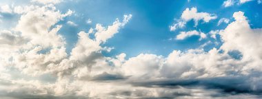 Fotokopi alanı olan manzaralı bulutlu dramatik mavi gökyüzü arka plan olarak kullanılabilir