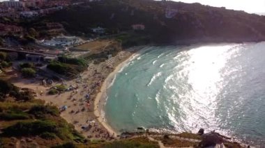 Santa Teresa Gallura, Kuzey Sardunya, İtalya 'nın en önemli olaylarından biri olan Rena Bianca adlı sahilin üzerindeki hava manzarası
