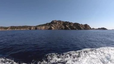 İtalya 'nın kuzeyindeki Bonifacio Boğazı yakınlarındaki Budelli, Maddalena Takımadası' ndaki sahil manzarası