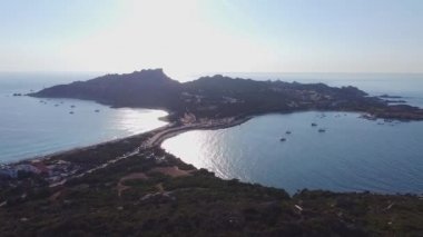Capo Testa 'nın havadan görünüşü, Santa Teresa Gallura' da yer alan manzara yarımadası, İtalya 'nın Sardinya kentinin kuzey ucunda yer alan Bonifacio Boğazı yakınında.