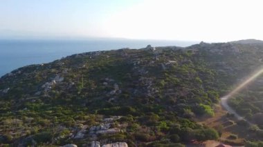 Santa Teresa Gallura, Kuzey Sardunya, İtalya 'daki manzaralı granit kayalara bakın.