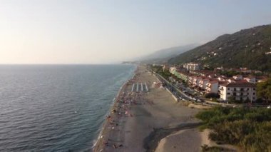 İtalya 'nın Thyrrenian Denizi' ndeki Cosenza eyaletindeki Calabria kıyı şeridi üzerinde manzaralı hava manzarası