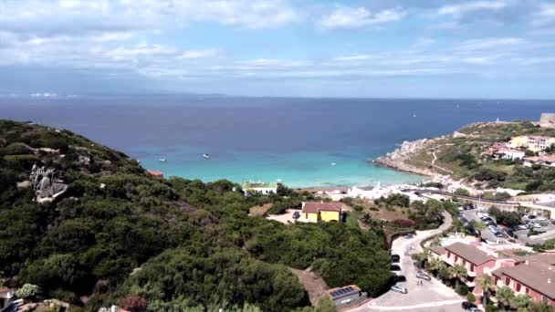位于意大利萨萨里省Bonifacio海峡Sardinia北端的Santa Teresa Gallura镇的风景鸟瞰 — 图库视频影像