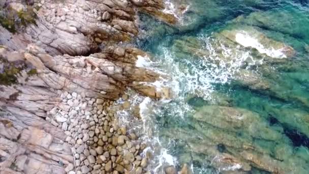 サンタ テレサ ガルーラ サルデーニャ島北部 イタリアで最も美しい海辺のスポットの一つを飾る岩の海岸線を打つ海の波の空中ビュー — ストック動画