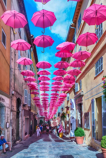 Grasse Frankreich August Ikonische Rosa Regenschirme Schmücken Die Straßen Der — Stockfoto