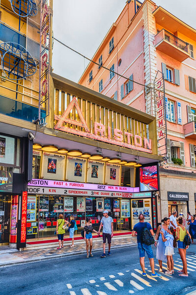 САНРЕМО, ИТАЛИЯ - 18 августа 2019 года: Фасад знаменитого театра Аристон, Сан-Ремо, Италия. В театре проходит знаменитый ежегодный музыкальный фестиваль Сан-Ремо, очень популярный итальянский конкурс песни