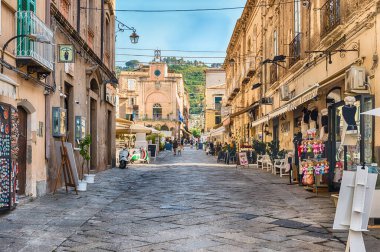 Trakya Denizi, Calabria, İtalya, 2 Temmuz 2020 'de Saint Euphemia Körfezi' nde yer alan Tropea kasabasına bakın.