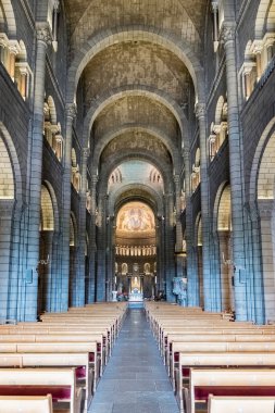 Monako Katedrali - 13 Ağustos 2019 'da görülen Monako Katedrali, diğer adıyla Monako Katedrali' nin sembolik simgesi Le Rocher veya The Rock.