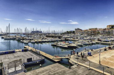 CANNES, FRANCE - 15 Ağustos 2019 tarihinde Fransa 'nın Cote d' Azur kentindeki Vieux Limanı (Old Harbor) üzerindeki hava manzarası. Palais des Festivals et des Congres 'in arkasında yer almaktadır.