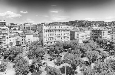 CANNES, FRANCE - 15 Ağustos 2019 'da Hotel Splendid, Cote d' Azur, Fransa 'nın havadan görüntüsü. Şehrin en eski otelidir ve Croisette Bulvarı 'nın tepesindedir.