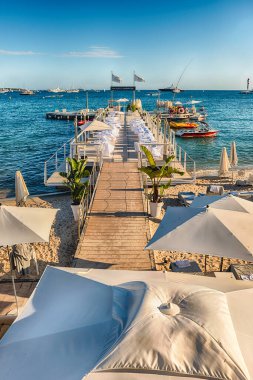 Cannes, Cote d 'Azur, Fransa' daki Majestic Barriere otelinin plajında 15 Ağustos 2019 'da görüldüğü gibi masaların ve unbrellaların kurulumu