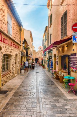 Saint-Tropez, Cote d 'Azur, Fransa, 16 Ağustos 2019, Saint-Tropez sokaklarında yürüyüş. Kasaba, Avrupa ve Amerikan jet sosyetesi ve turistler için dünyaca ünlü bir tatil beldesi.