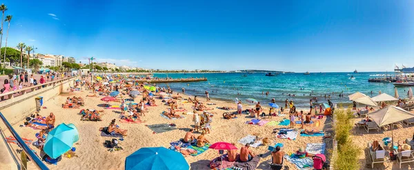 Cannes Cote Azur Fransa Sahilinde Güneşli Bir Günün Tadını Çıkaran — Stok fotoğraf