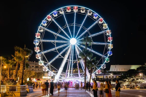 法国金牛 8月15日 2019年8月15日 法国阿苏尔市戛纳全景摩天轮 Panoramic Ferris Wheel 的夜景 它座落在节日和集会宫的后面 — 图库照片