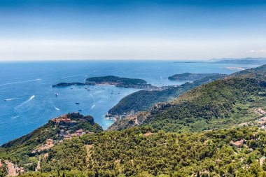 Eze kasabası yakınlarındaki Fransız Rivierası kıyı şeridi üzerinde manzara, Nice şehri yakınlarındaki ikonik köy, Fransa 'nın Cote d' Azur kenti.